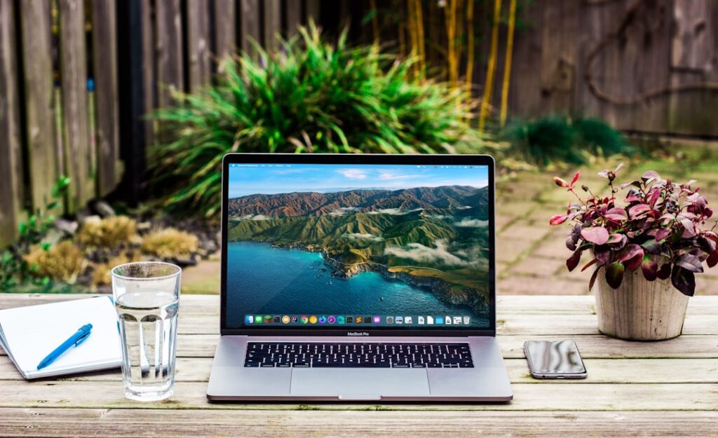 Szabadúszó munka laptopnál