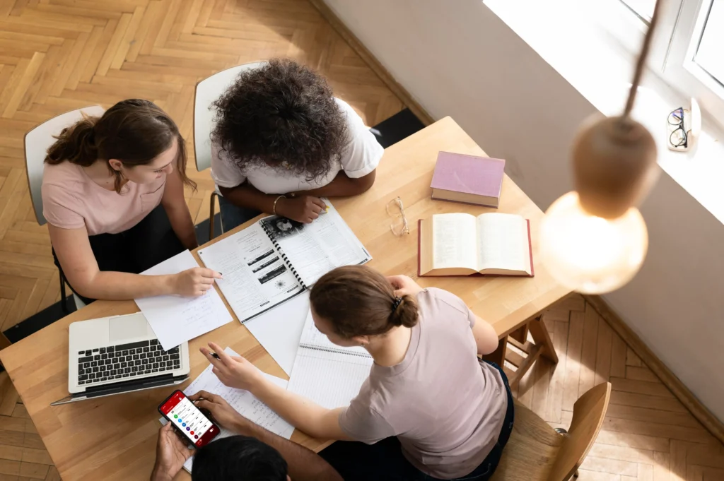 Laptop és jegyzetek egy asztalon, online tanulást szimbolizálva